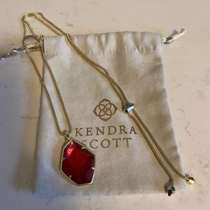 Gold Kendra Scott Pendant Necklace in Berry Illusion